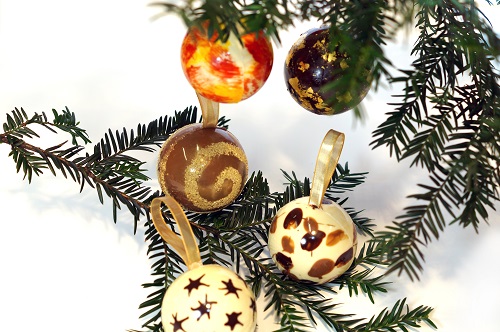 Schokoladenkugel mit Goldverzierung – Bild 2