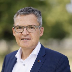 SALON LUITPOLD | Was wollen wir, was können wir? Wie verhindern wir den Krieg? Mit Roderich Kiesewetter und Dr. Franziska Davies (angefragt) | 10.03.2026 19 Uhr